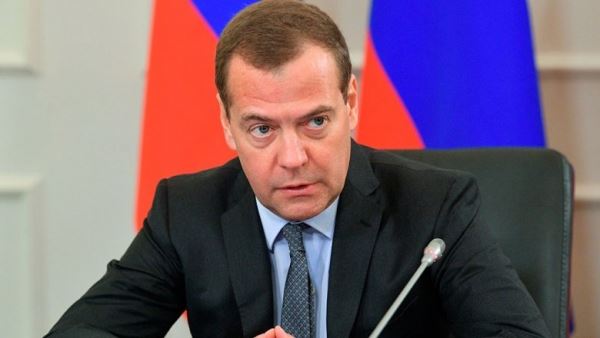 Медведев приостановил приказ об объединении Александринки и Театра имени Волкова