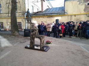  В Петербурге торжественно открыли памятник Николаю Гумилеву 