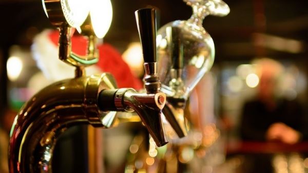 Почему бар называют «баром», и чем он отличается от паба с таверной: важный гид