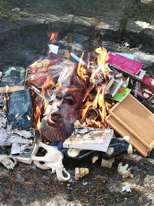  В польском Гданьске ксендзы фундации «SMS z nieba» публично сожгли книги 